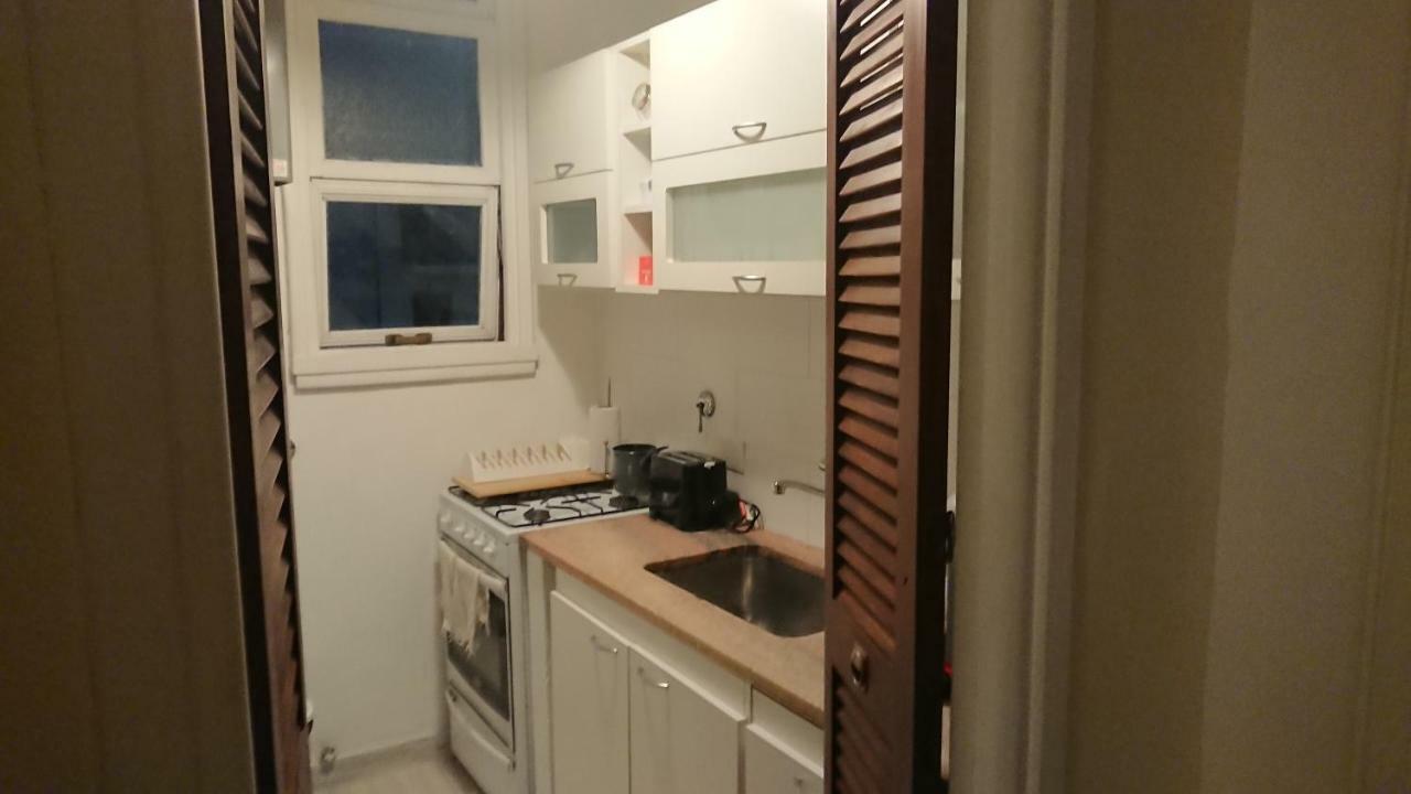 Excelente Departamento Con Balcon A La Calle Sobre Avenida Appartamento *