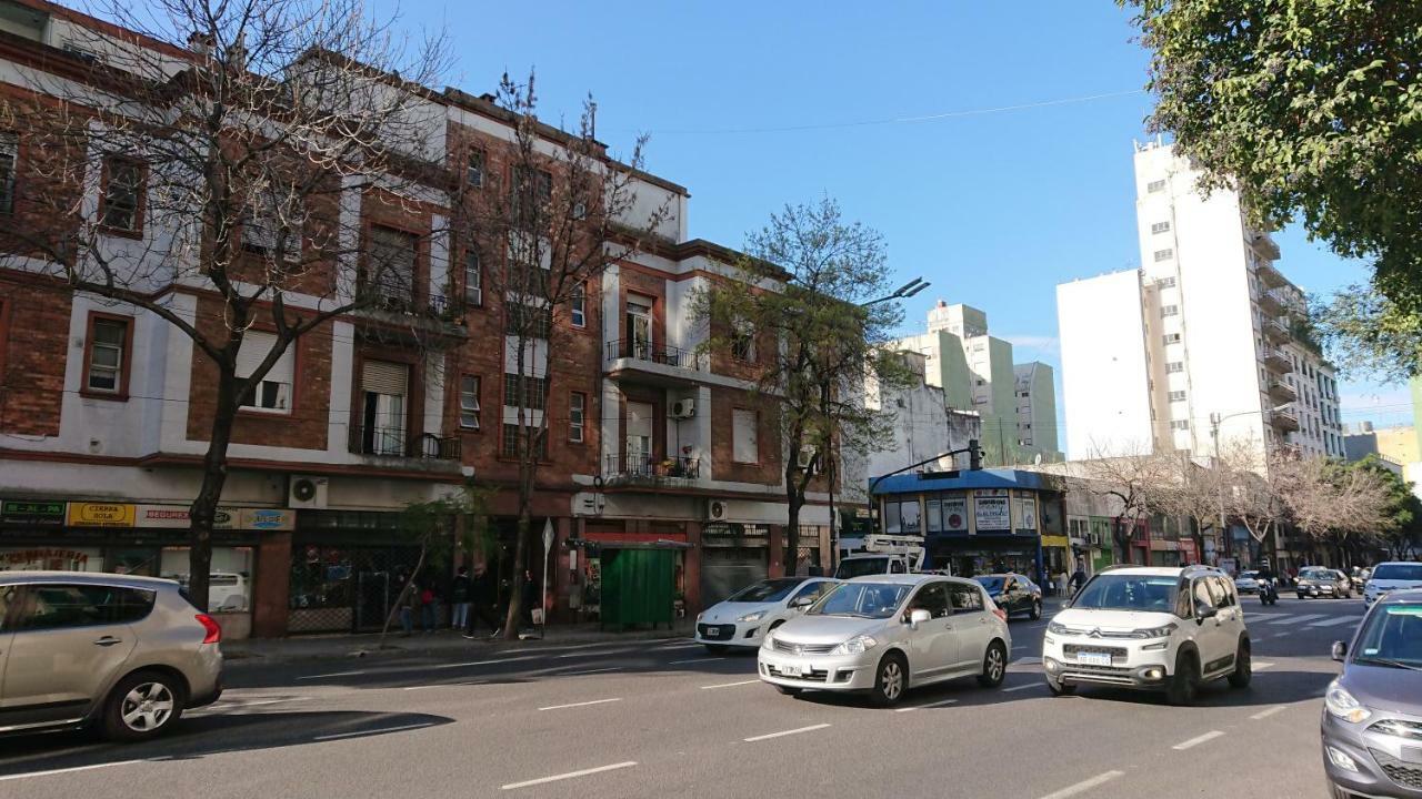 Excelente Departamento Con Balcon A La Calle Sobre Avenida Appartamento *